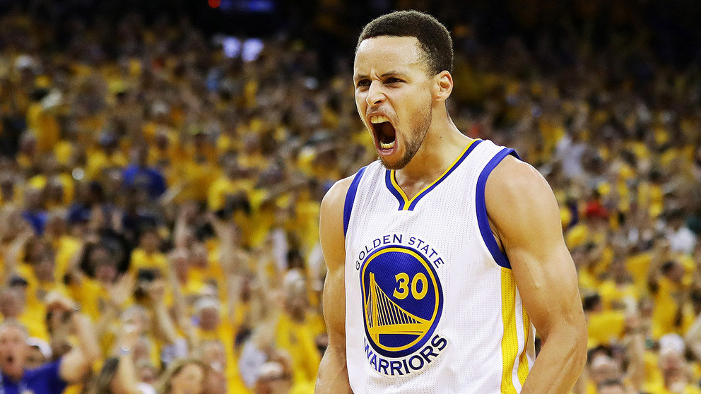 El jugador Stephen Curry de Golden State Warriors celebra una anotación