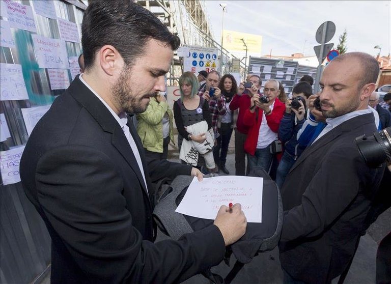 Garzón respeta que otros "bailen, canten o salten" pero pide propuestas