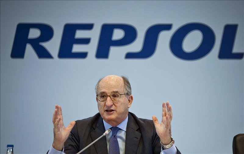 Repsol gana 832 millones hasta septiembre, un 49,5 % menos, por la caída del crudo